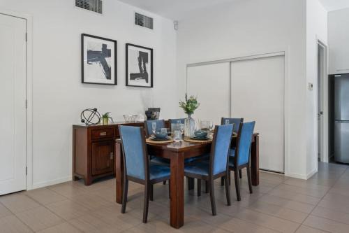 Mount Ommaney House | Stylish 4BR Home with BBQ and Media Room in Mt Ommaney