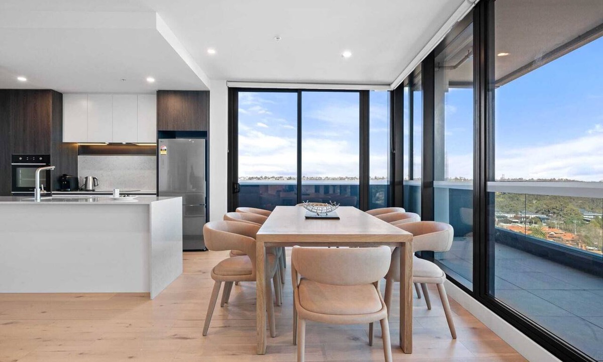 Alphington Apartment | Stylish City-View Apartment with Amenities