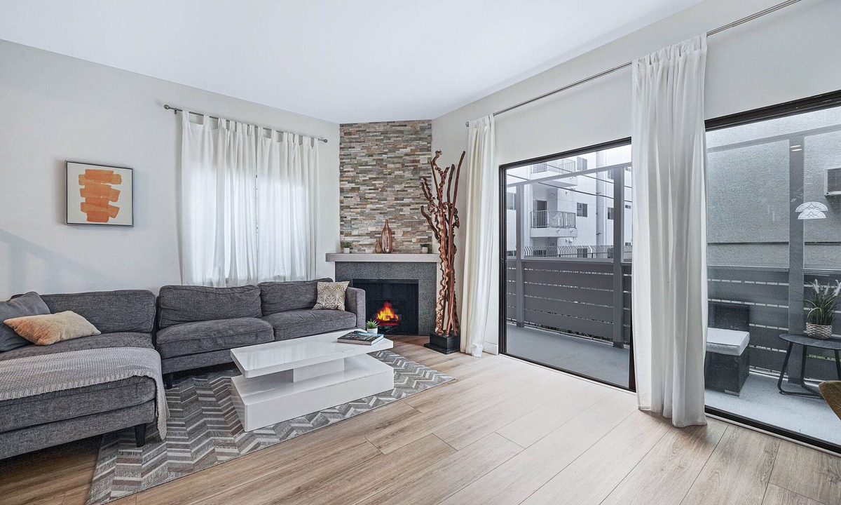 Hollywood House | Stylish Modern Home ★ Heart of Hollywood & Walkable ★ 2 Private Car Spots