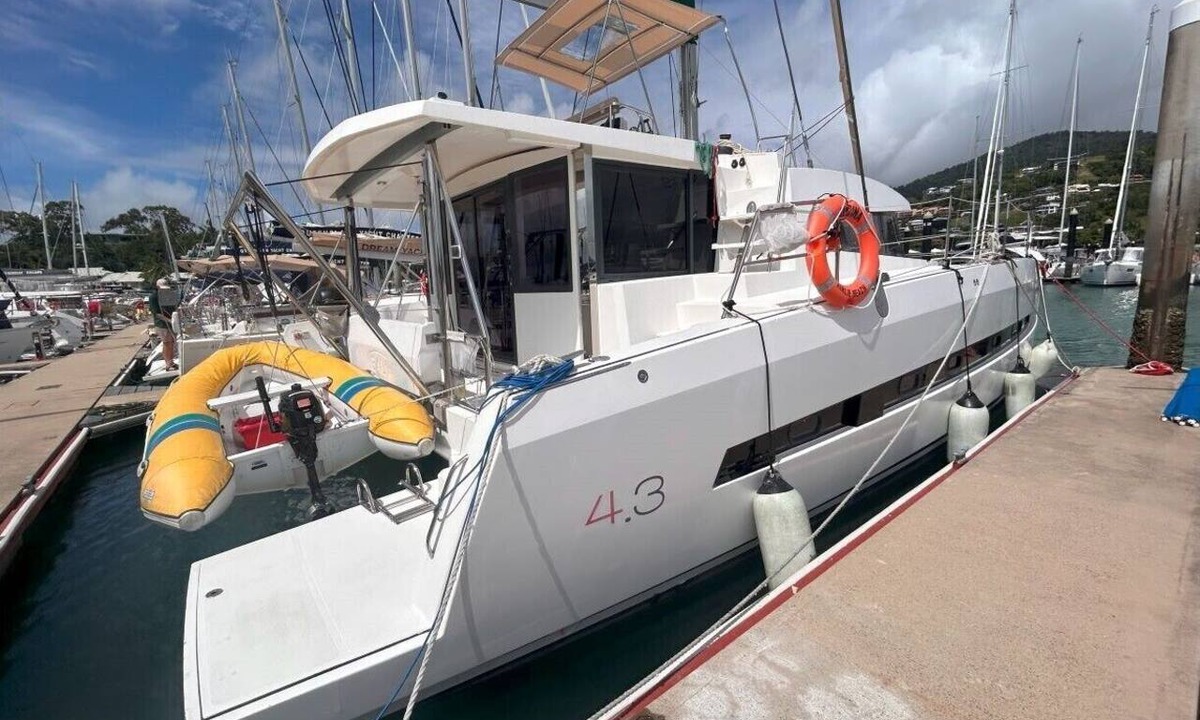Airlie Beach Boat Rental | Sun-Kissed Sailing Adventure in Gran Barrera de Coral from Playa Airlie, Queensland