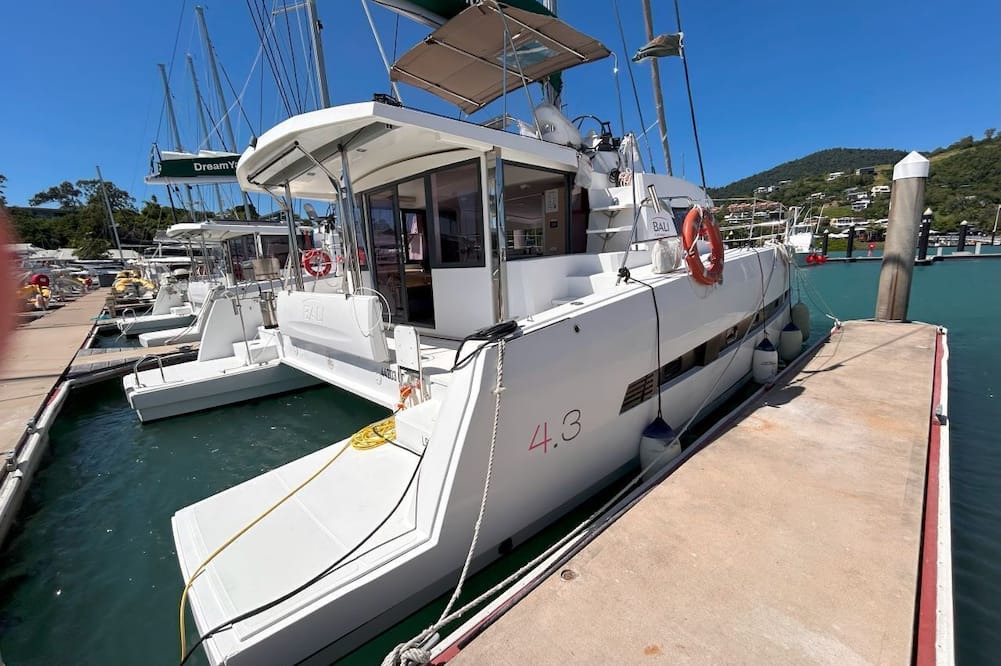 Airlie Beach Boat Rental | Sun-Kissed Sailing Adventure in Gran Barrera de Coral from Playa Airlie, Queensland
