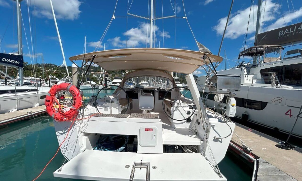 Airlie Beach Boat Rental | Sun-Kissed Sailing Adventure in Gran Barrera de Coral from Playa Airlie, Queensland