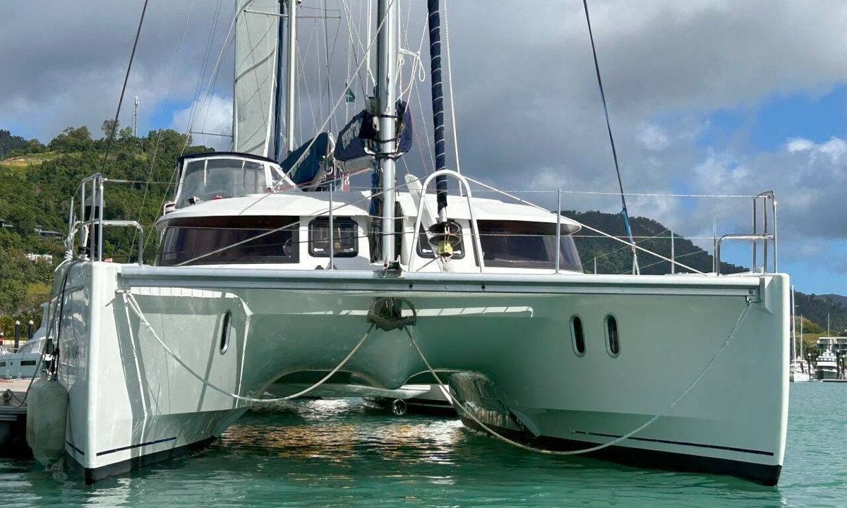Airlie Beach Boat Rental | Sun-Kissed Sailing Adventure in Gran Barrera de Coral from Playa Airlie, Queensland