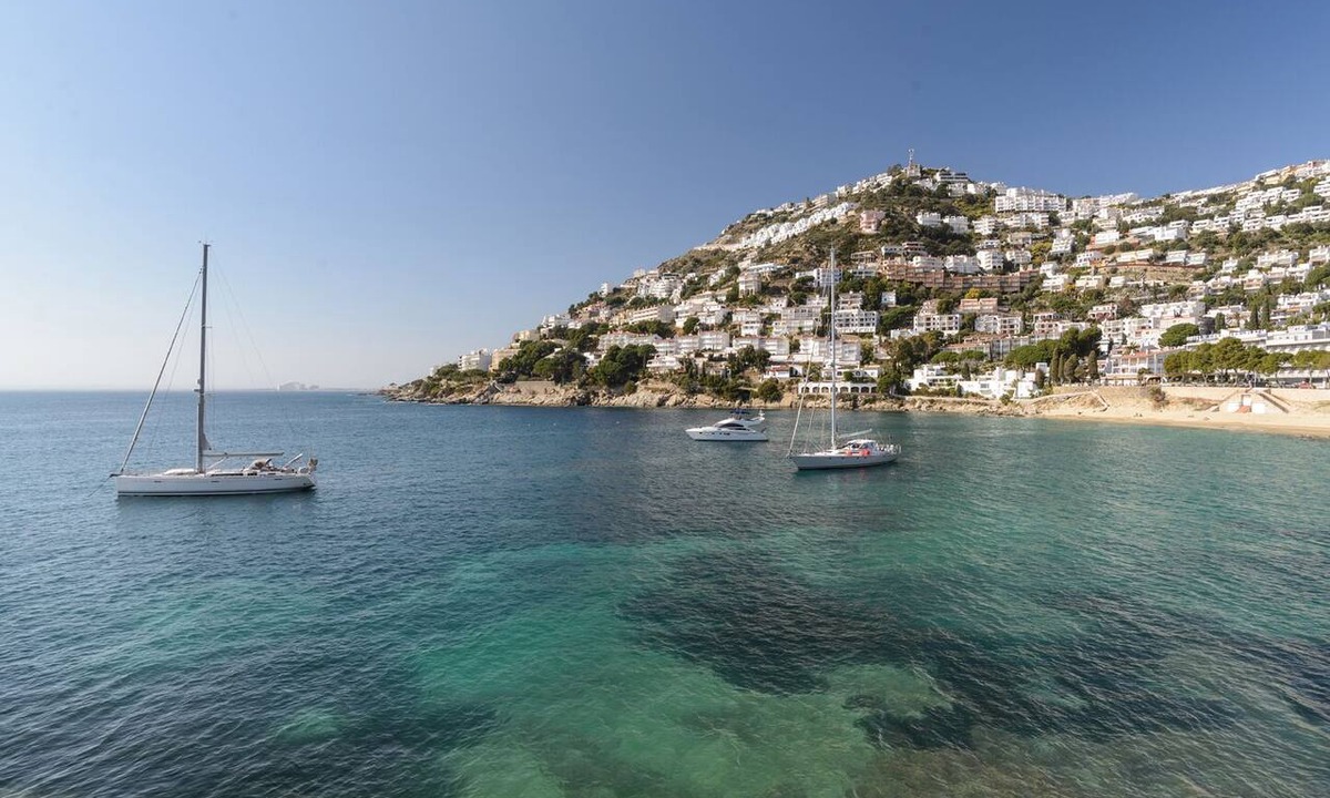 Roses Town Center Boat Rental | Sun-Kissed Sailing Adventure in Cataluña