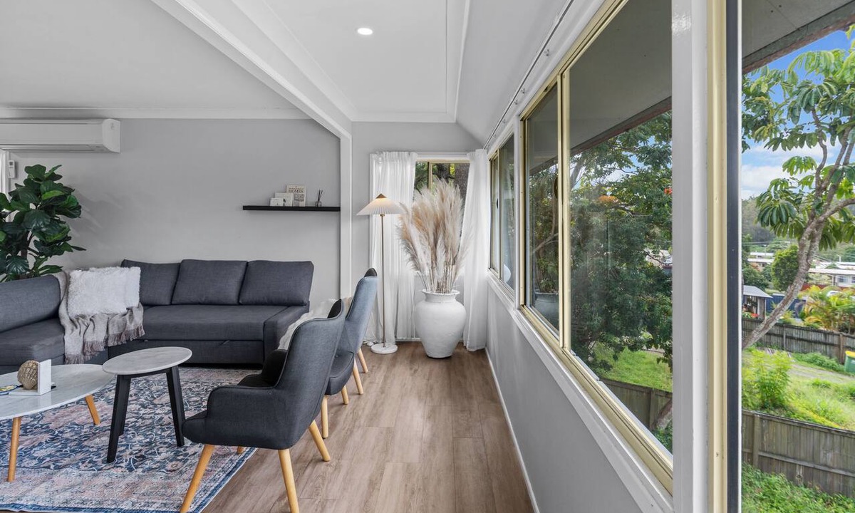 Woodridge House | Sunlit 3BR Upstairs Living at Licola