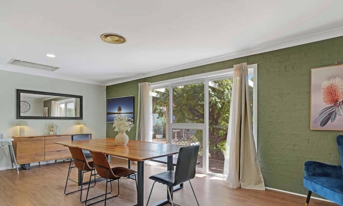 Dubbo House | Sunrise on Sovereign - Retro Family Entertainer