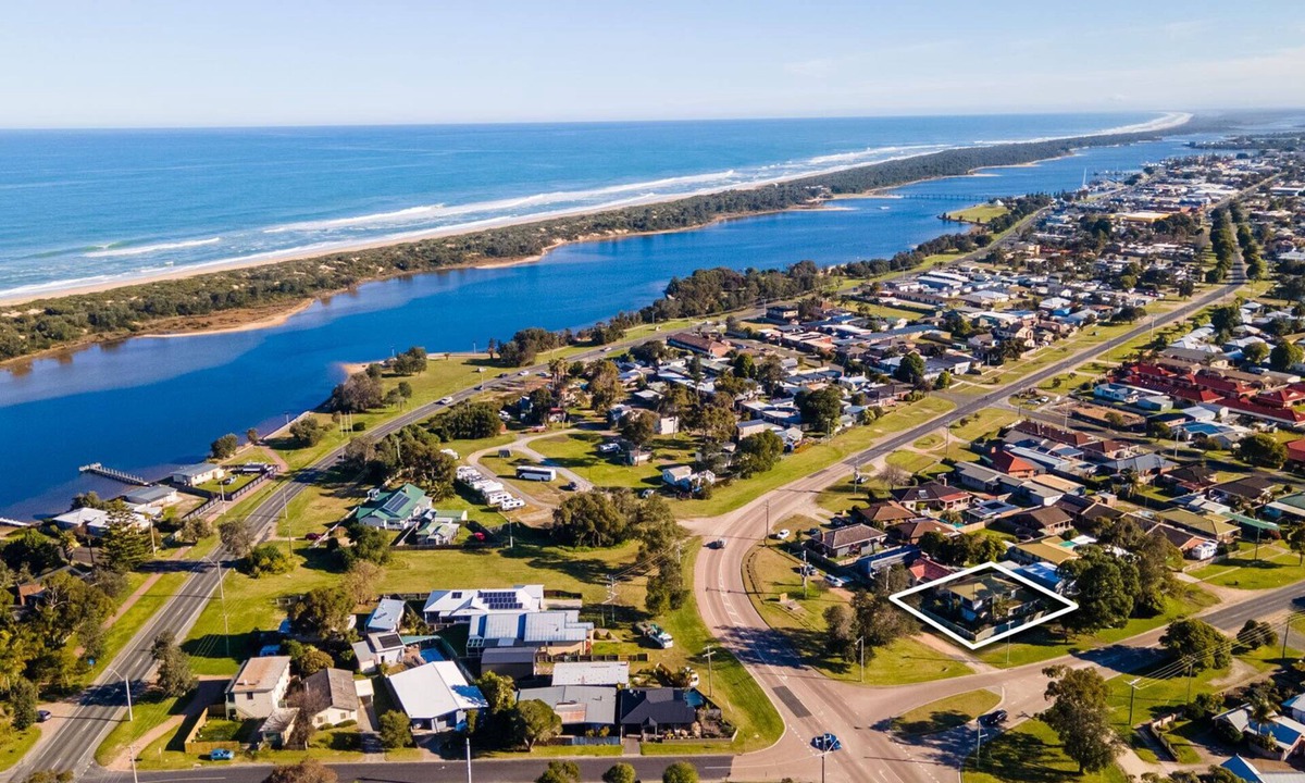 Lakes Entrance House | Sunseeker on Palmers: Immerse yourself in Lakes Entrance and create memories
