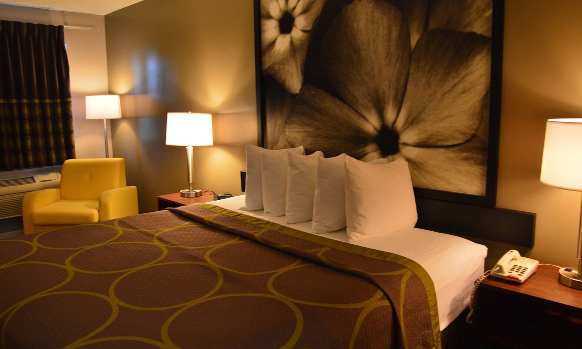 Madison Hotel | Super 8 by Wyndham Madison