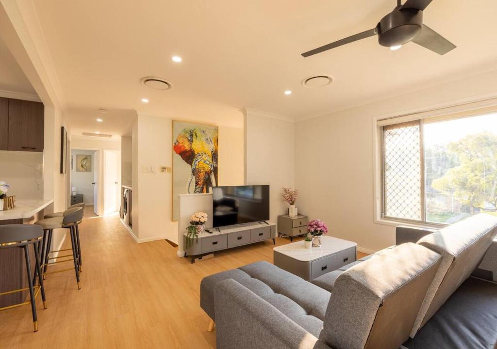 Macgregor House | Super Value 4BR House near Westfield Shops and Parks