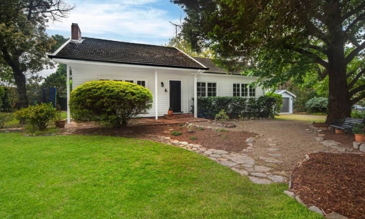 Bomaderry House | Sweet Gum Cottage - Unique Charm & Expansive Backyard!
