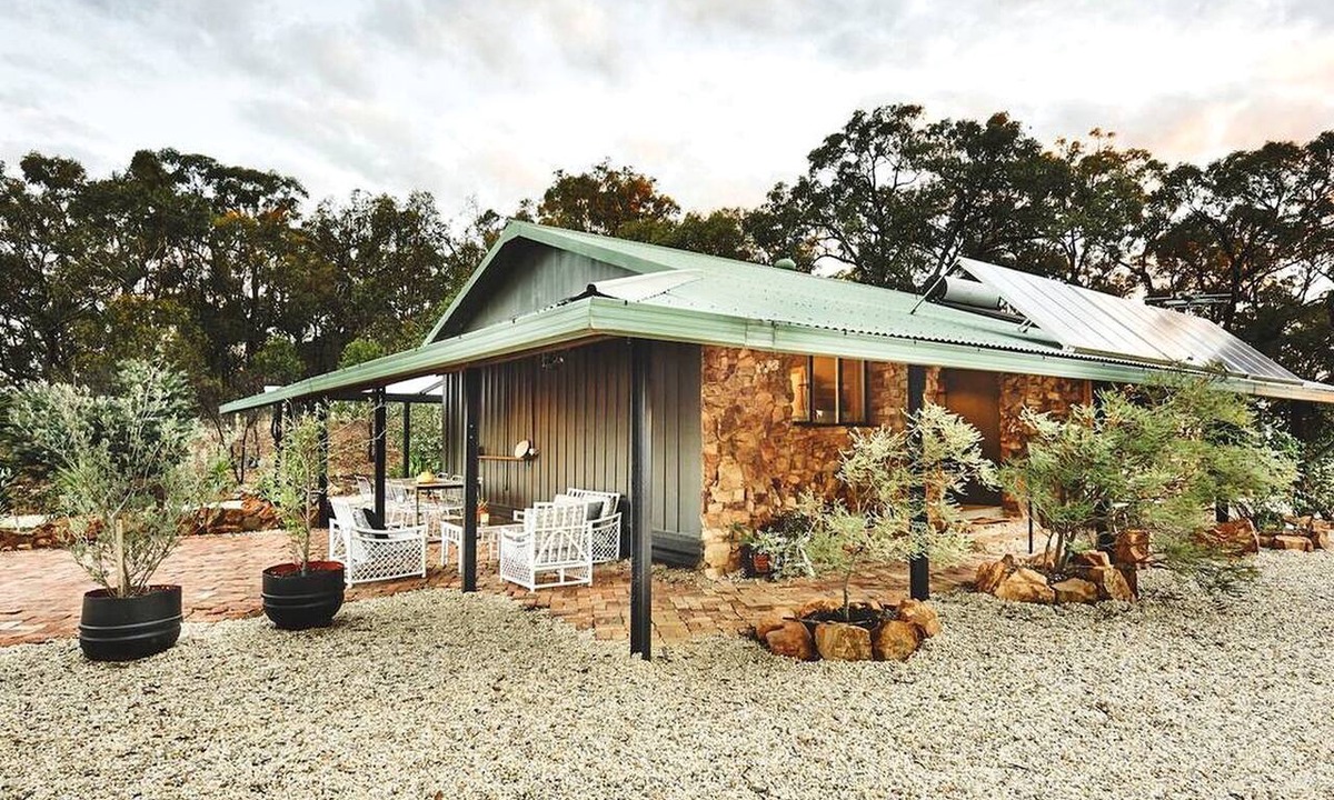 Bailieston Cottage | Sweet Off-Grid Cottage with Modern Interior and Exterior in Victoria