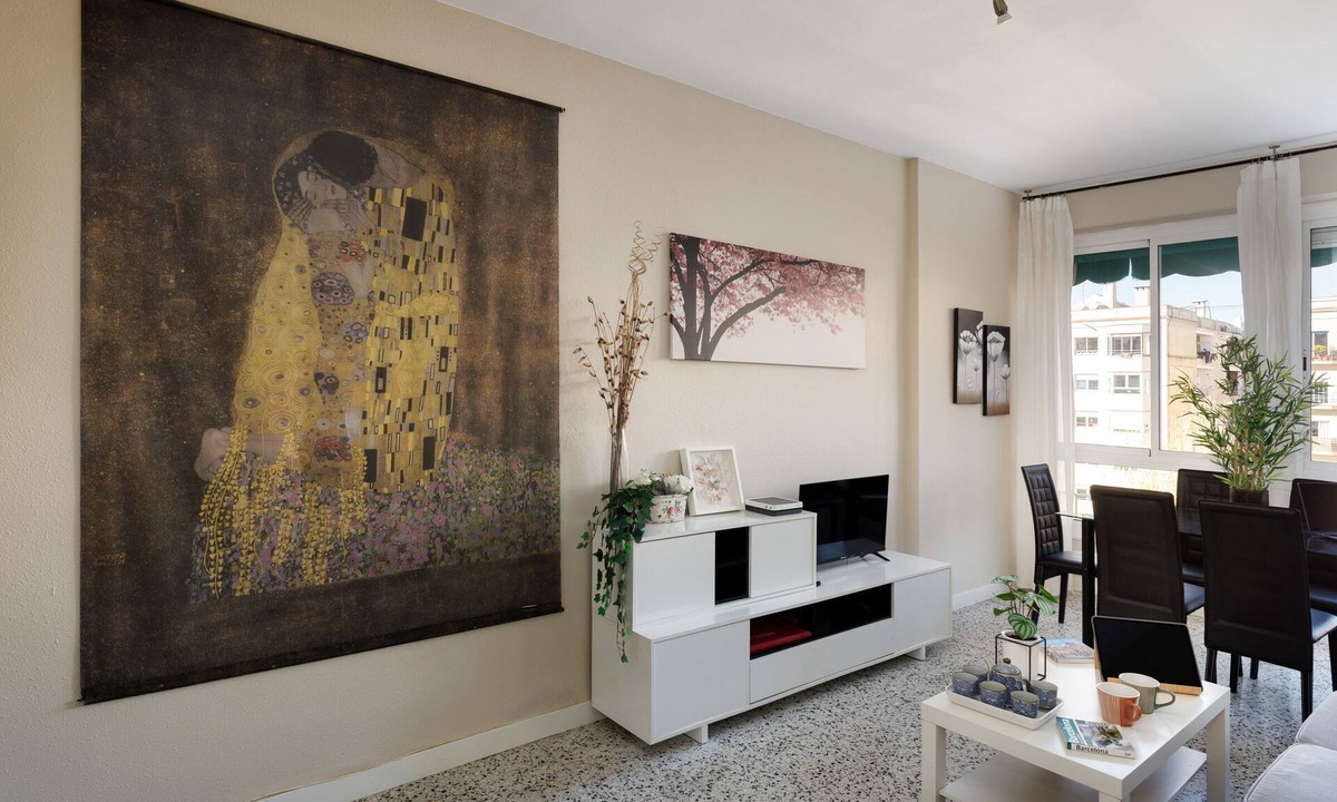 Sant Antoni Apartment | The 100sqm, 4 bedrooms, 3 baths apartment are in central Barcelona. 8 persons