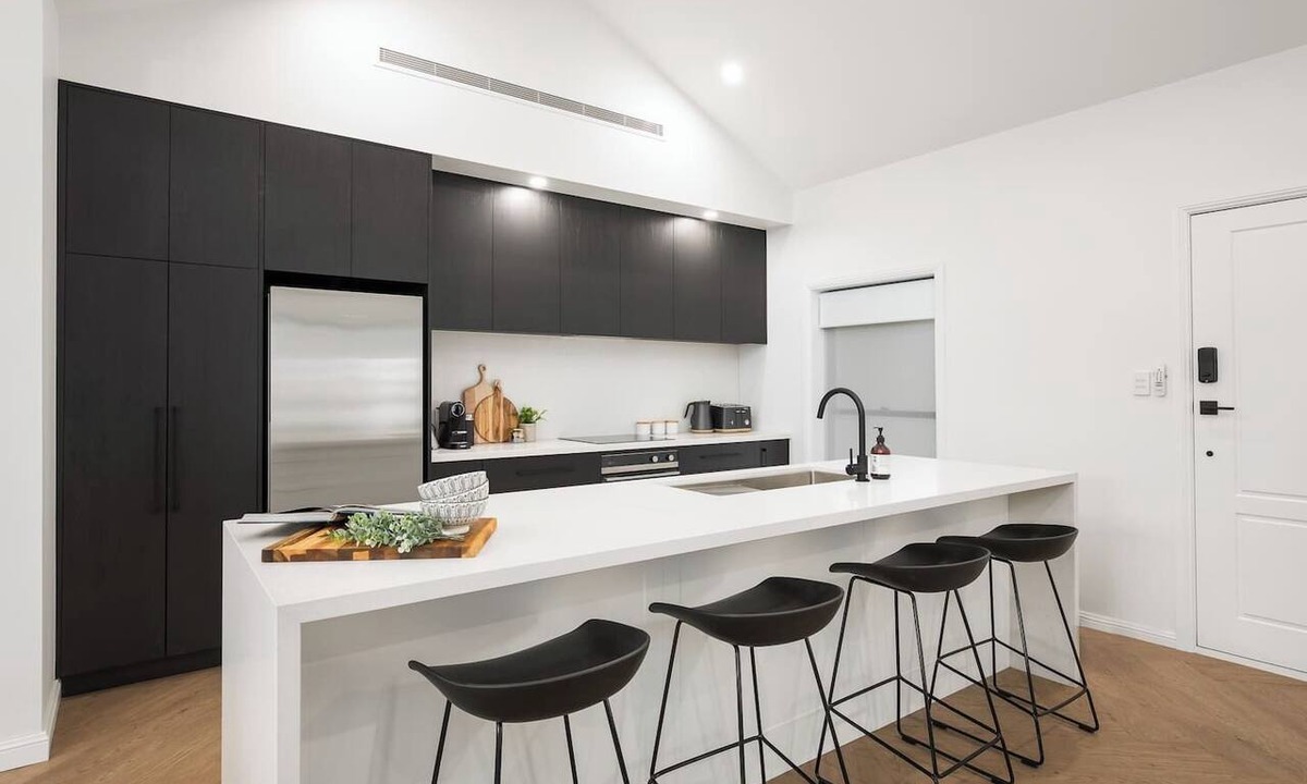 Mount Gambier House | The Abode - Luxury, centrally located, 10 guests.