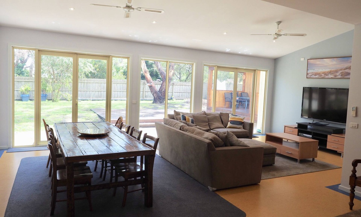 Inverloch House | The Beachcomber , Linen Supplied, 10 minute Walk to Surf Beach
