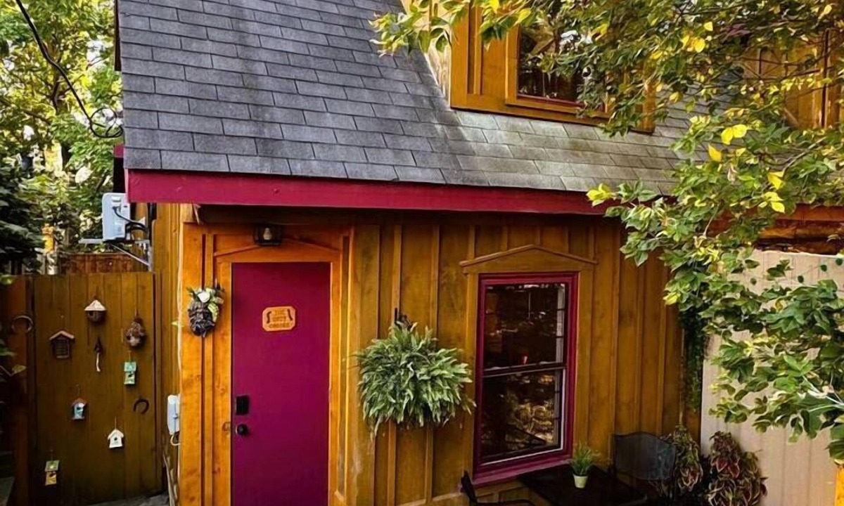 Elora Apartment | The Cozy Corner, Heritage Elora Log Cabin
