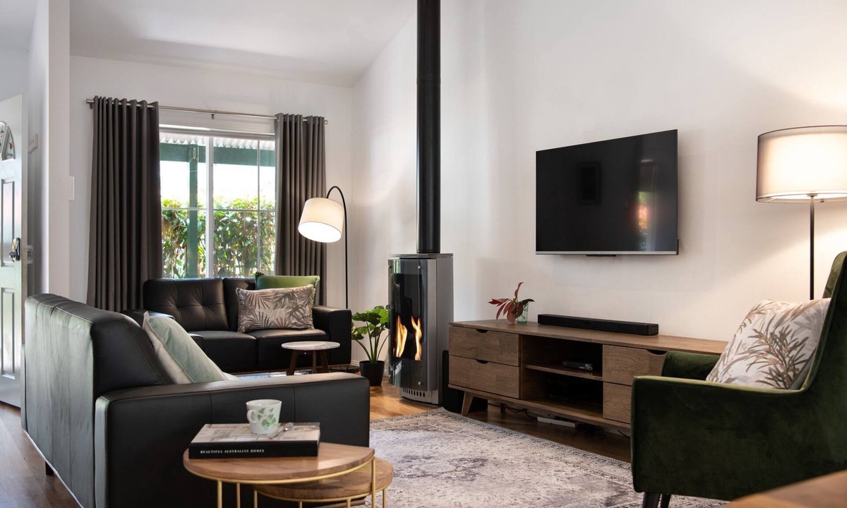 Hepburn Springs House | The Den-3 bedrooms, outdoor spa and deck area