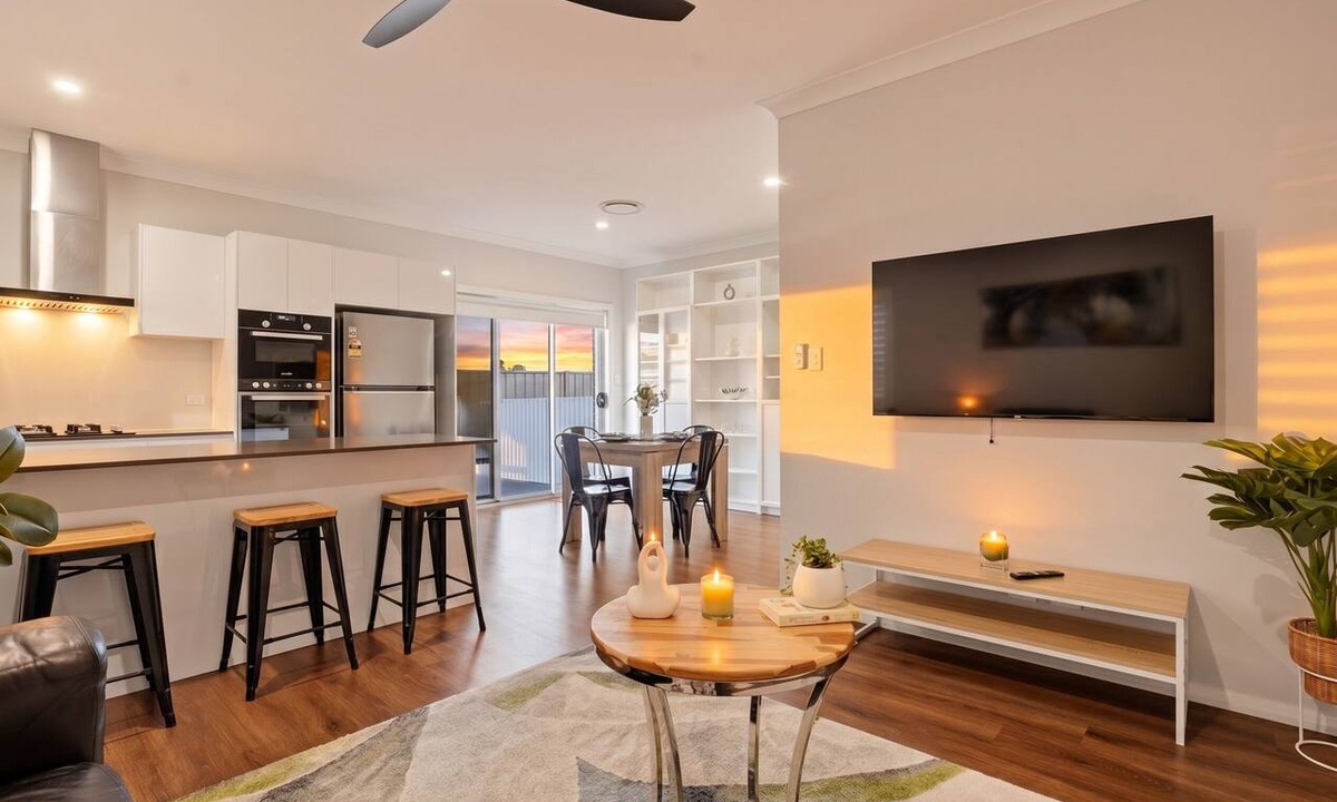 Gledswood Hills House | The Gledswood Retreat | Stylish 3BR Stay with Space & Privacy
