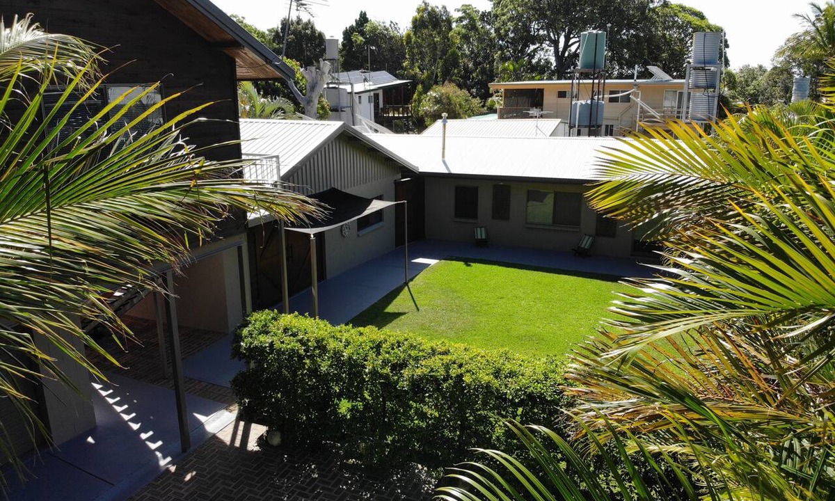 Brisbane Waterfront House | The Oyster Barn Beach House Retreat Family friendly, Large Accommodation