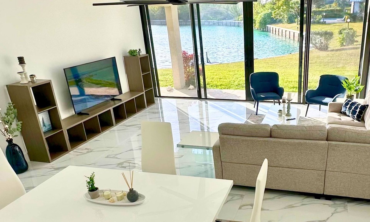 Bahamia West Apartment | The Parrot's Nest - Modern Waterfront Getaway - No Cleaning Fee!