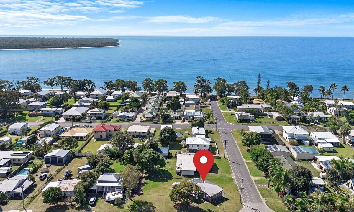 Traviston House | The Purple Cottage - Burrum Heads - Walk To Beach -2BR -.