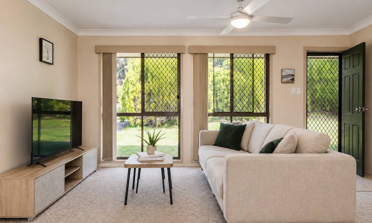 Rochedale South House | The Sunny Brick Cottage | 3BR Bright Home w/Patio - Holiday Home