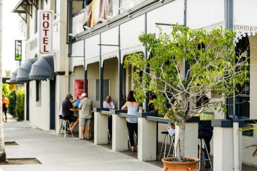 Wynnum Hotel | The Waterloo Bay Hotel