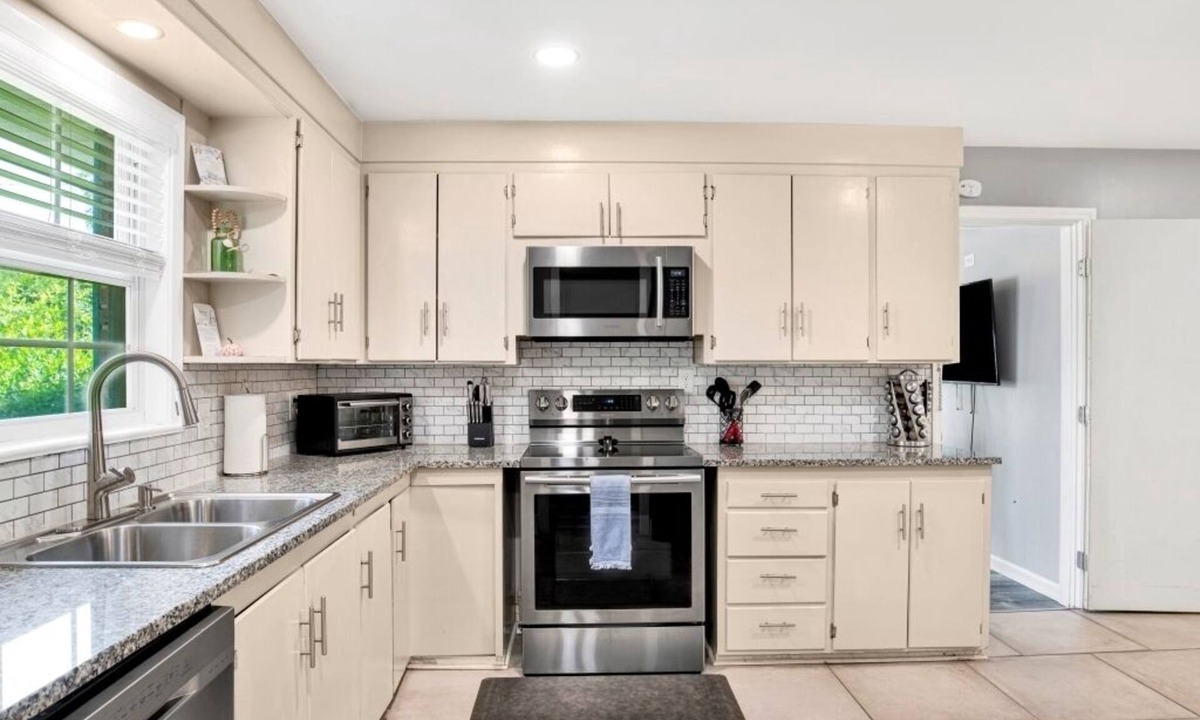 East Pensacola Heights House | This house is a 6 bedroom(s), 3 bathrooms, located in Pensacola, FL.