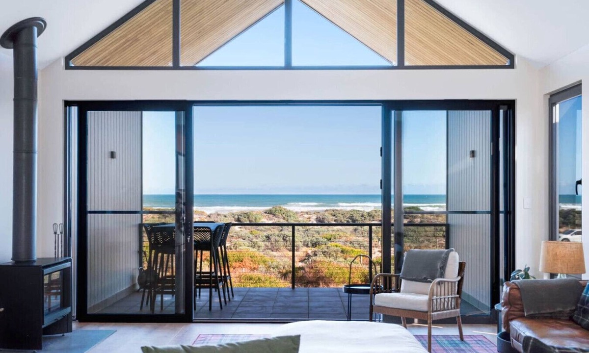 Middleton House | Timbers By The Sea: Beachfront Bliss with Fireplace