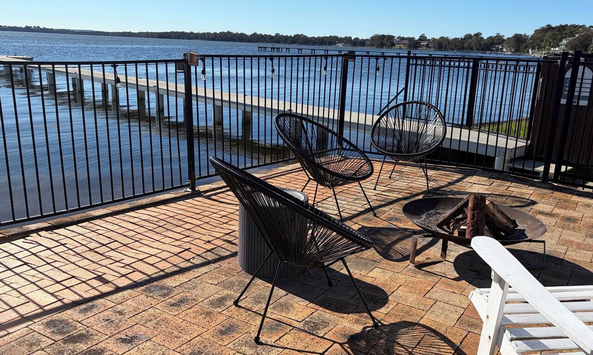 Toukley House | Toukley Waterfront Holiday Home perfect for mutligenerational families,Sleeps 14
