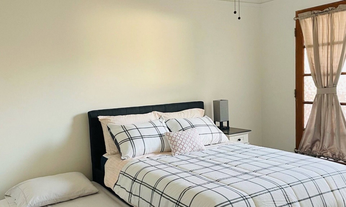 Melrose House | Tranquil Retro Hollywood One Bedroom with Parking
