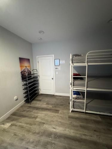 Downtown Los Angeles Hostel | Twin Pineapple Hostel