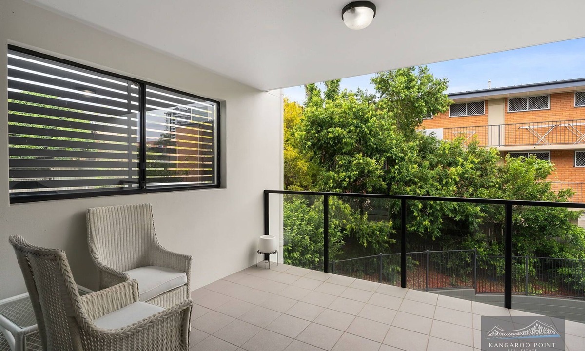 East Brisbane Apartment | Two Brm Unit, walk to Gabba, close to CBD, Free Secure Parking * Wifi