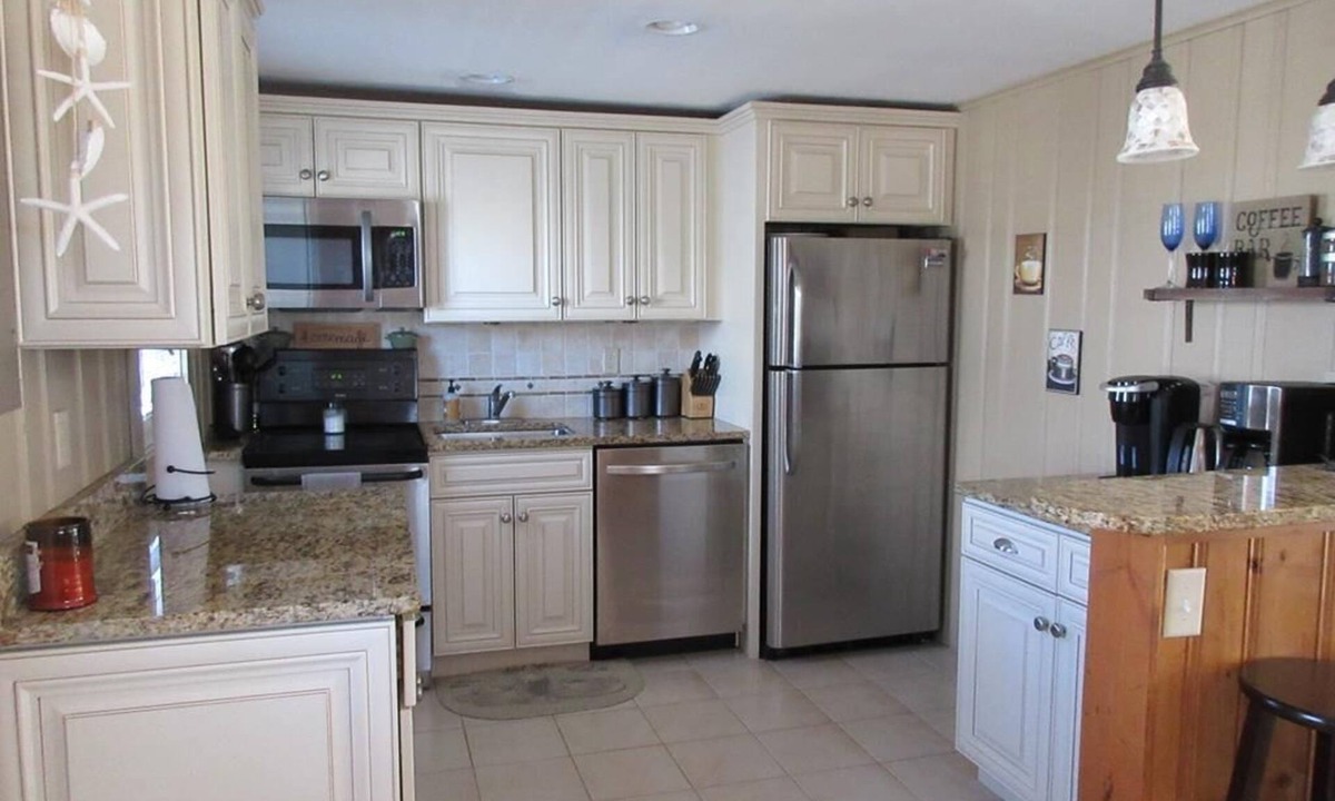 Harvey Cedars Apartment | Upgraded 2nd floor duplex in the heart of Harvey Cedars close to the bay beach and the ocean.