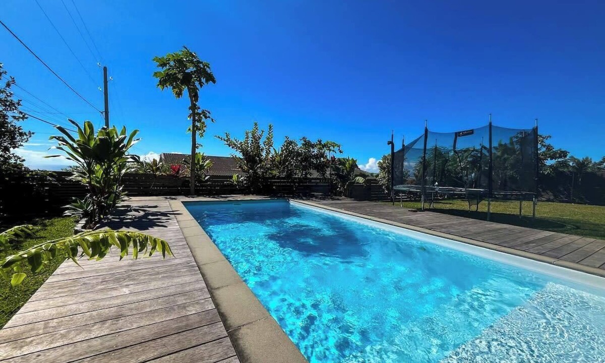 Mahina Apartment | Upper-level house, terrace & shared swimming pool - Fare Fei