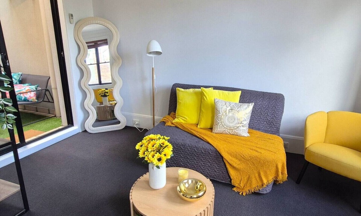 Chippendale Apartment | Urban sun in Broadway Sydney