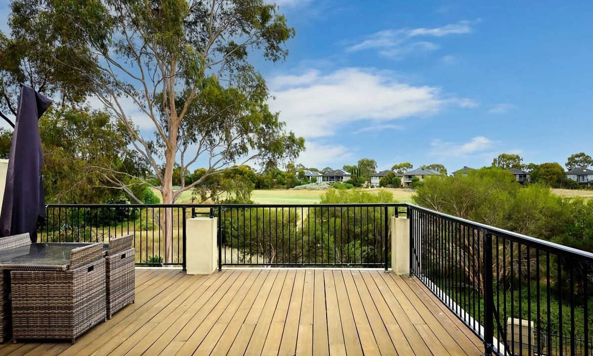 Sanctuary Lakes Apartment | Vibrant Townhouse Retreat Balcony Bliss Awaits