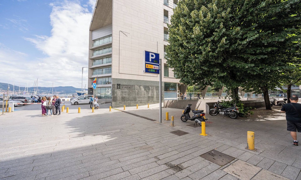 Vigo Apartment | Vigo's promenade and views of the Nautico Deportivo (ideal for families).