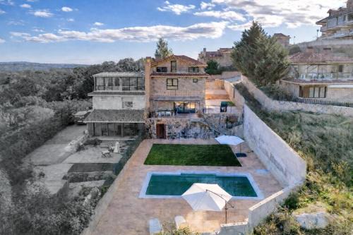 Miraflores de la Sierra Villa | Villa de lujo de piedra, Cine para niños, Vistas, Piscina