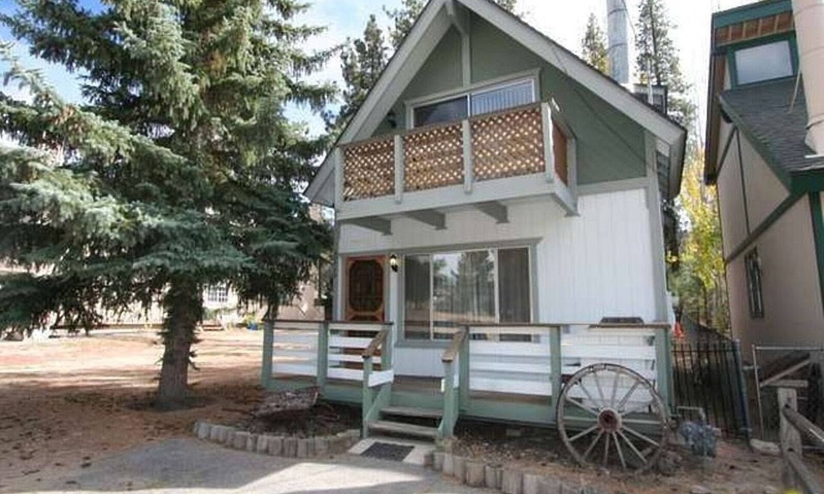 The Village House | Village Hideaway - Walk to Village & Lake, Fireplace, Deck