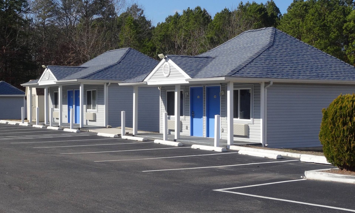 Smithville House | Village Inn and Suites