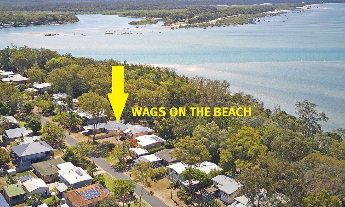 Toogoom House | Wags On The Beach - Toogoom - Beachfront- 4BR-Aircon- Pets OK