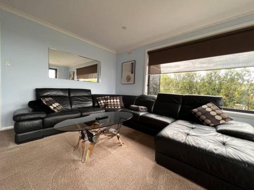 Howrah Apartment | Walk to Beaches and Shops Central to the City and Airport