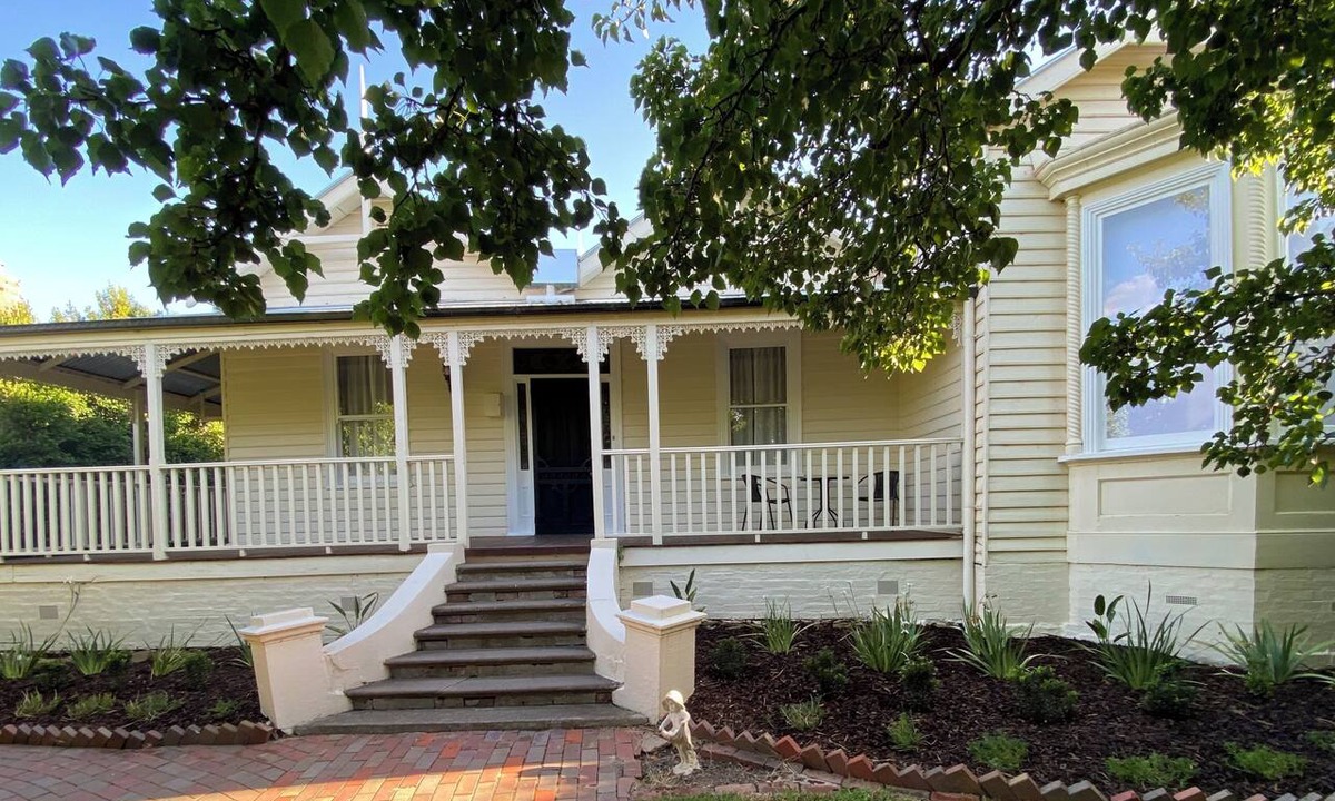 Quarry Hill House | Walk to Bendigo CBD | Heated Pool | Outdoor Fire | Family-Friendly Victorian