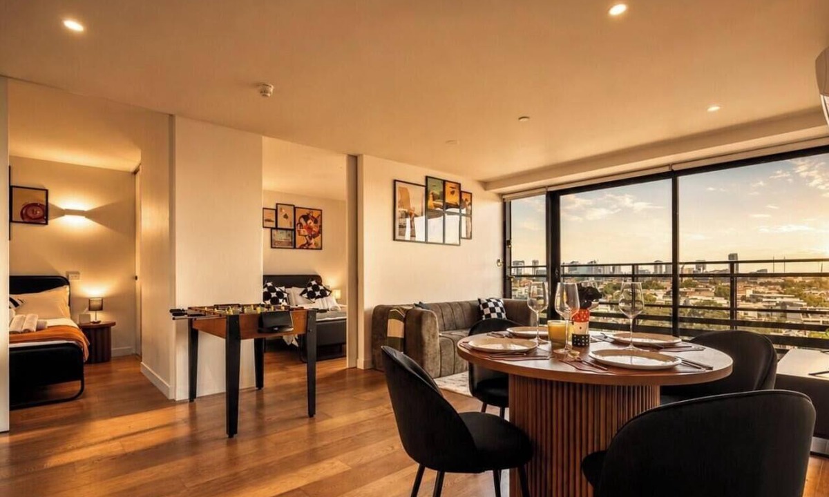 North Melbourne Apartment | Walk to Melbourne Uni | Foosball & Free Parking