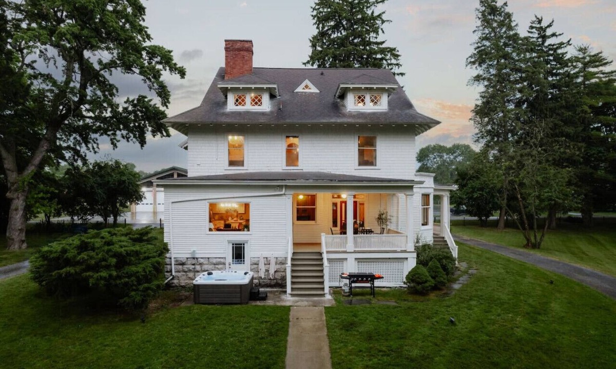 Melrose Park House | Waterfront, Boat, Hot Tub, Movie Theater Firepit