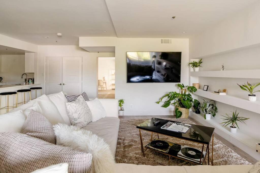 Norma Triangle Apartment | WEHO 3BDM PENTHOUSE