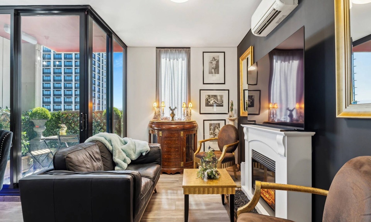 Adelaide Central Business District Apartment | Winter CBD Retreat | Free secure Parking |Balcony | NETFLIX | WIFI | Rundle st |