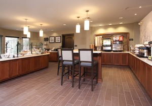 20 Minutes from Niagara Falls! | Free Breakfast, Pool & Hot Tub.