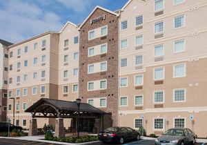 20 Minutes from Niagara Falls! | Free Breakfast, Pool & Hot Tub.