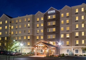20 Minutes from Niagara Falls! | Free Breakfast, Pool & Hot Tub.